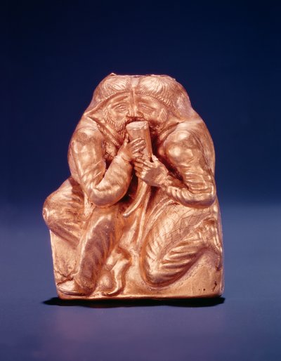Placca raffigurante due Sciti che condividono una bevanda (oro) da Scythian